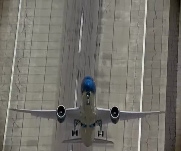 Классное видео вертикального взлета огромного пассажирского авиалайнера