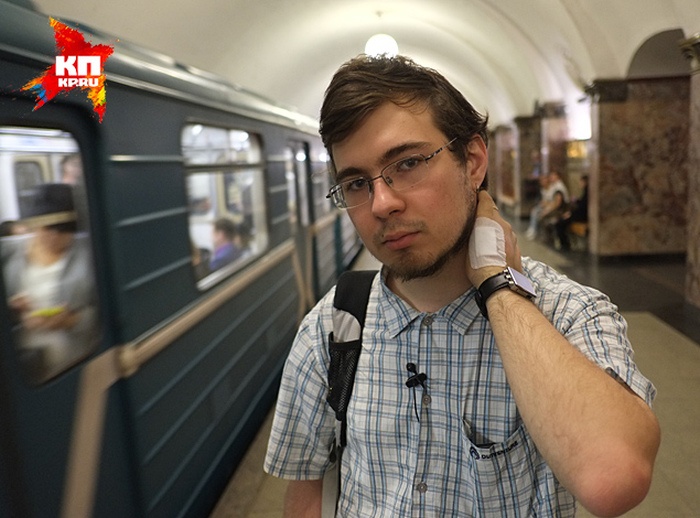 23-летний парень вживил себе в руку чип для удобства оплаты проезда в метро (4 фото)