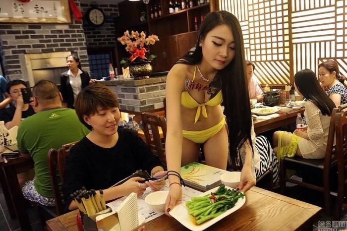 Китайский ресторан с полуобнаженными официантками (10