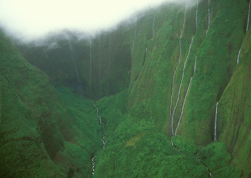 Удивительно красивый водопад Хонокохау (10 фото)