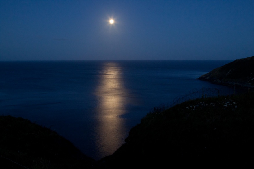 Классные фото лунной дорожки на поверхности моря (28 фото)
