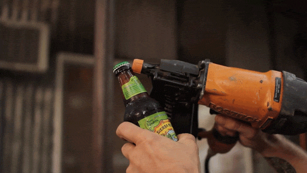 15 нестандартных способов открыть бутылку пива (15 гифок)