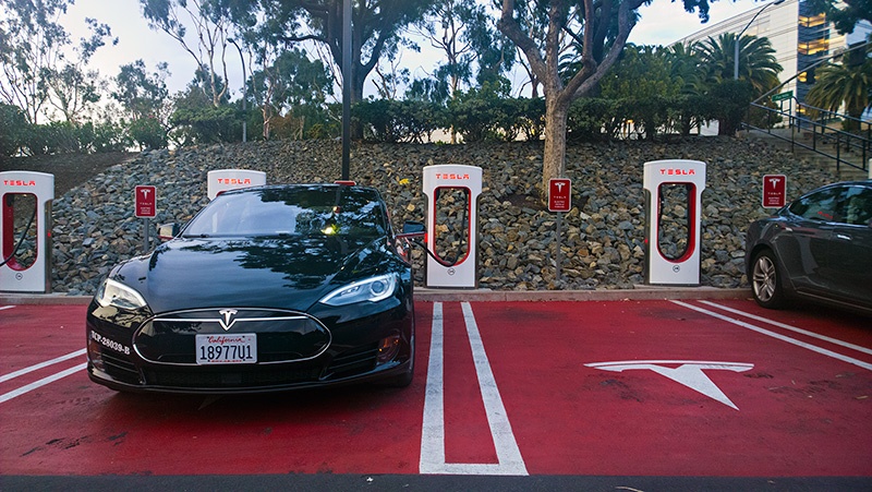 Уникальные бесплатные автозаправки Tesla (10 фото)