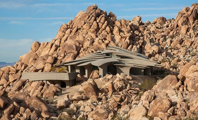 Необычный дом в пустыне