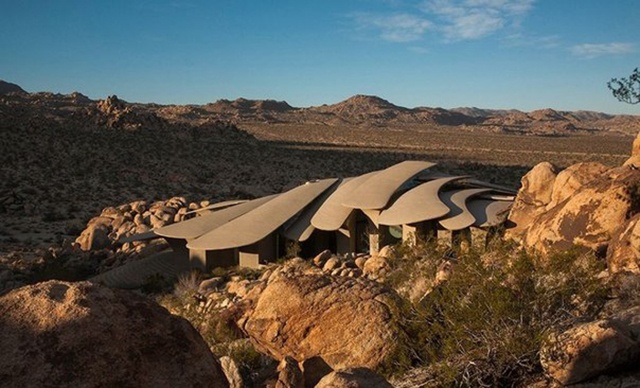 Необычный дом в пустыне