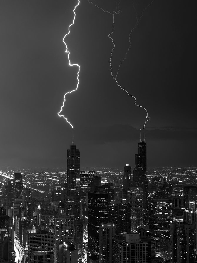 Удар молнии в небоскреб (15 фото)