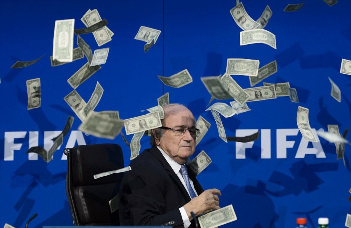 В главу ФИФА бросили пачку денег (8 фото)