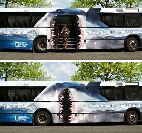 Необычная реклама на автобусах (10 фото)