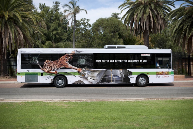 Необычная реклама на автобусах (10 фото)