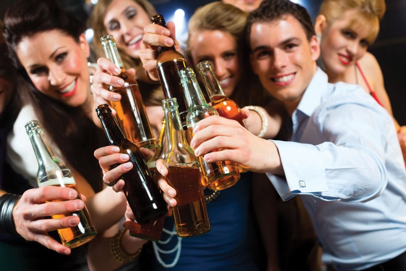 10 веселых игр с алкоголем