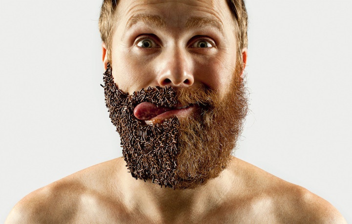 Мужчина отрастил бороду, чтобы сбрить половину... Зачем?