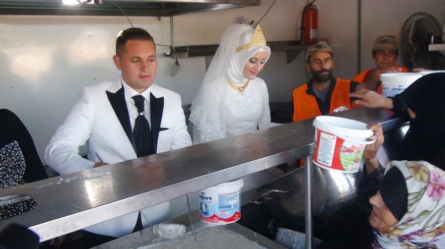 Жених и невеста накормили голодных беженцев