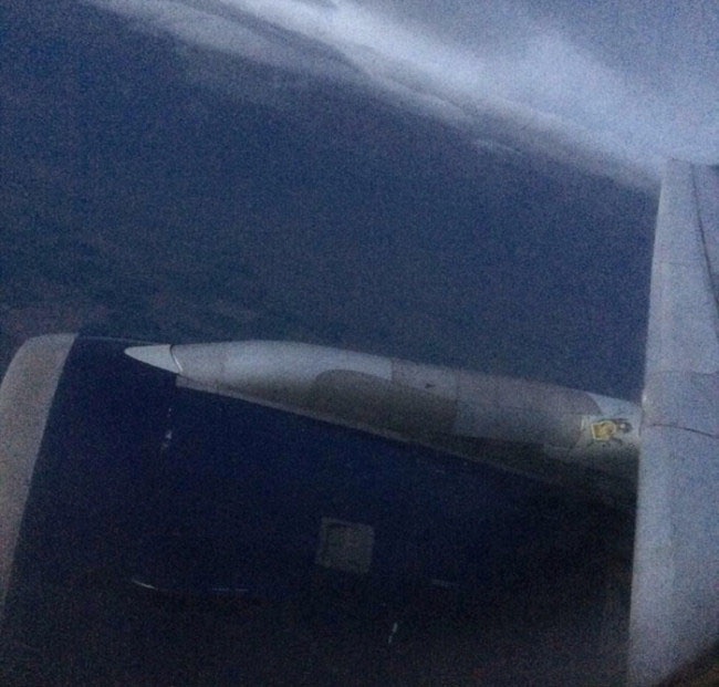 Аварийная посадка, поврежденного градом самолета (4 фото)