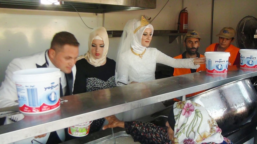 Жених и невеста накормили голодных беженцев
