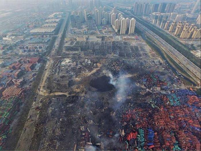 Взрыв в Тяньцзине образовал гигантскую воронку (3 фото)