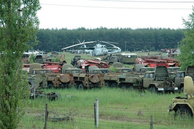 Брошенная военная техника рядом с Чернобылем (19 фото)