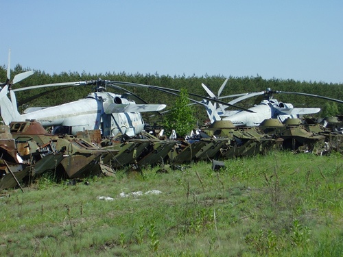 Брошенная военная техника рядом с Чернобылем (19 фото)