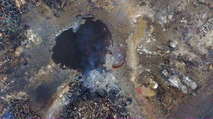 Взрыв в Тяньцзине образовал гигантскую воронку (3 фото)