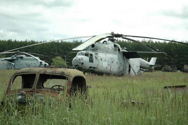 Брошенная военная техника рядом с Чернобылем (19 фото)