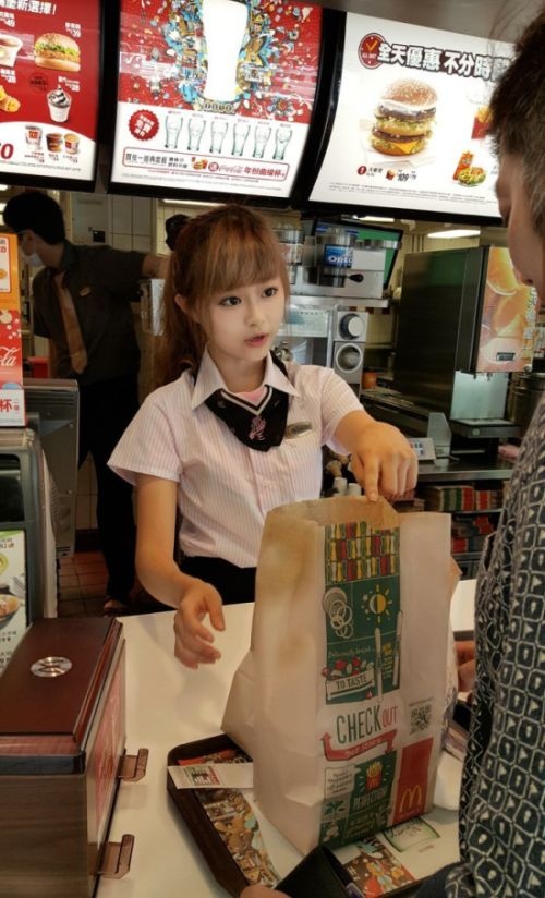Жительницу Тайваня окрестили самой красивой работницей McDonald's (12 фото)