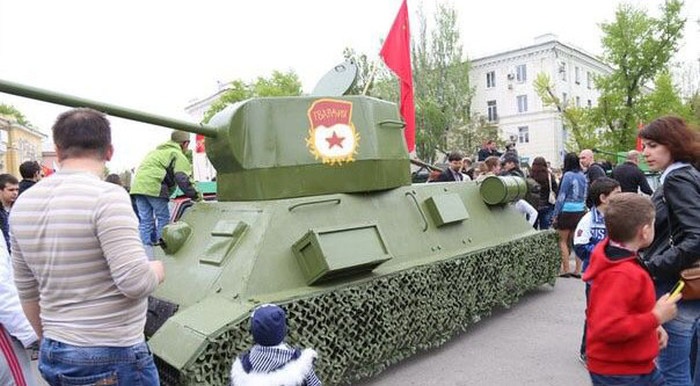Самодельный танк сделал житель Таганрога из автомобиля ВАЗ-2106 (6 фото)