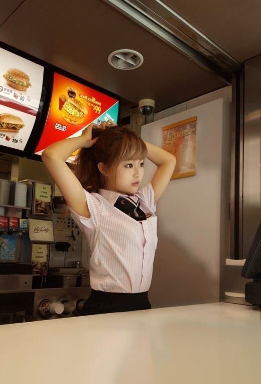 Жительницу Тайваня окрестили самой красивой работницей McDonald's (12 фото)