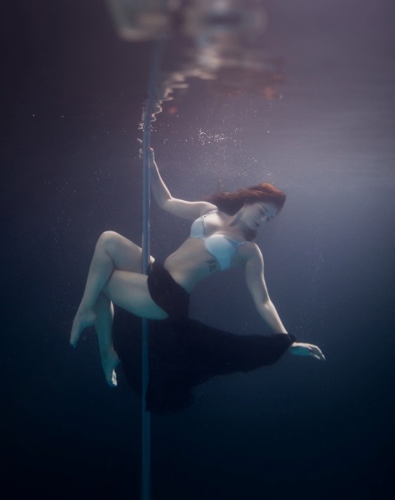 Танец на шесте под водой