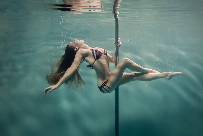 Танец на шесте под водой