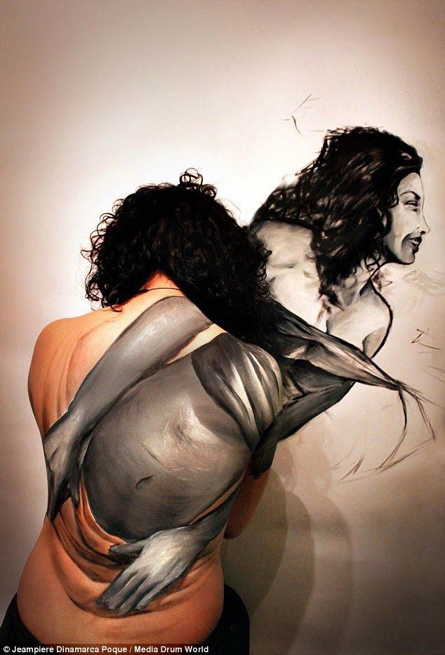 Пугающий боди-арт "разрывающий" женские тела (10 фото)