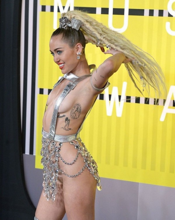 Провакационные наряды Майли Сайрус на церемонии MTV Video Music Awards 2015 (23 фото)