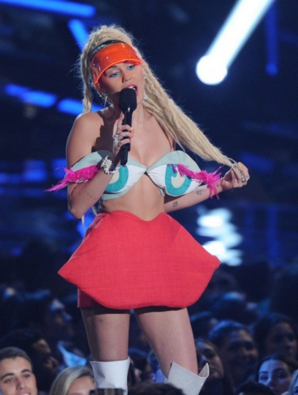 Провакационные наряды Майли Сайрус на церемонии MTV Video Music Awards 2015 (23 фото)
