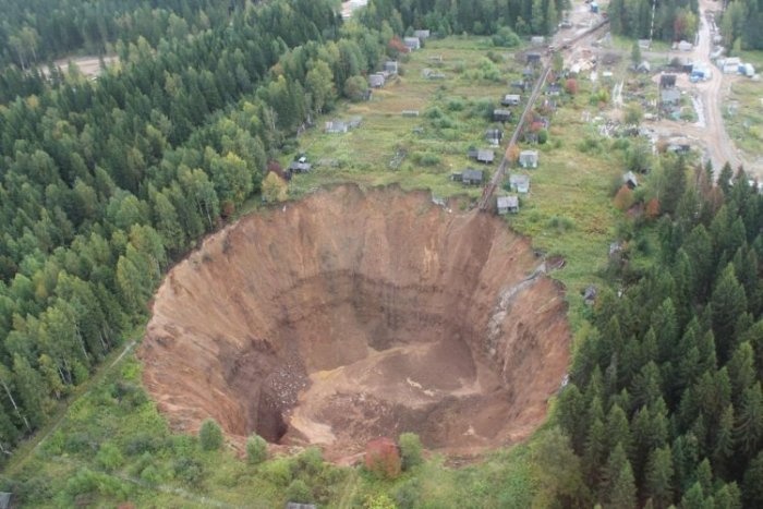 Провал под Соликамском увеличивается в размерах (6 фото)