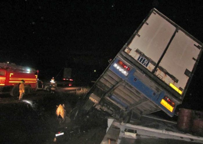 Водитель грузовика избежал жертв ценой собственной жизни (3 фото)