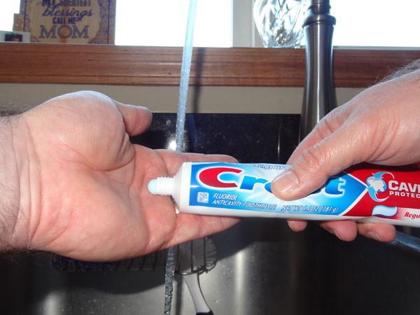 15 способов применения обычной зубной пасты