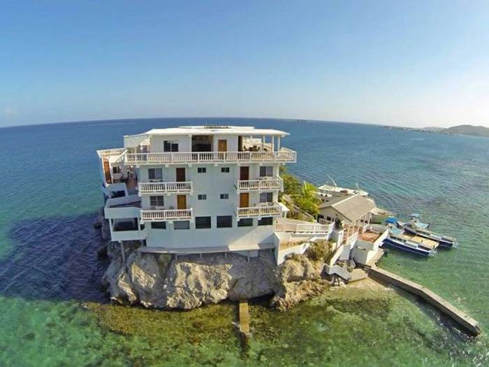 Люксовый отель на крошечном островке (16 фото)