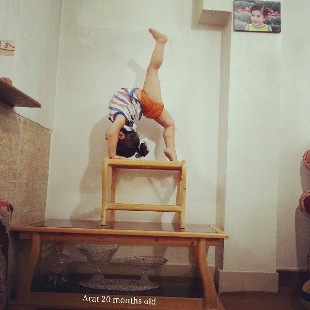 Двухлетний ребенок делает невероятные акробатические трюки (15 фото)