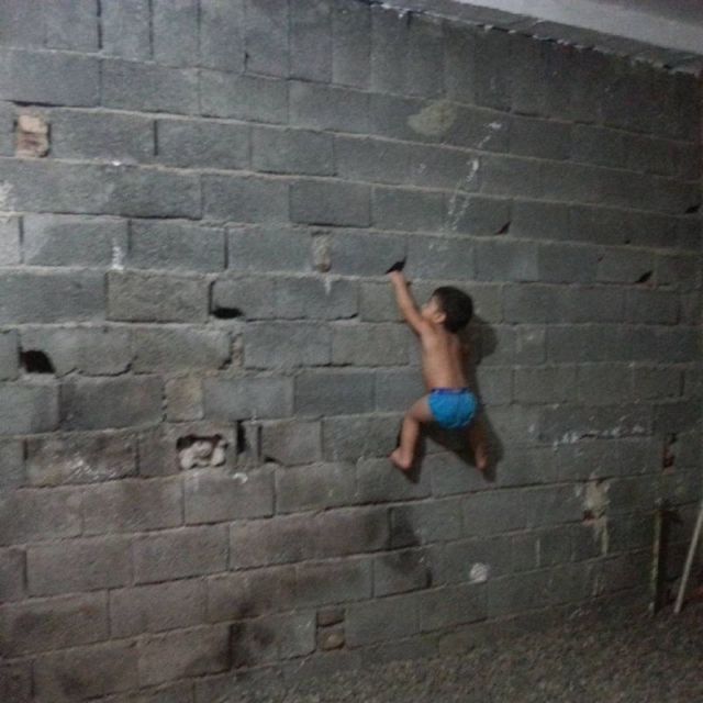 Двухлетний ребенок делает невероятные акробатические трюки (15 фото)