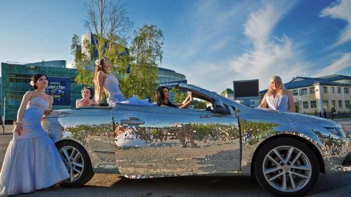Житель Ханты-Мансийска инкрустировал автомобиль десятками тысяч зеркал (15 фото)