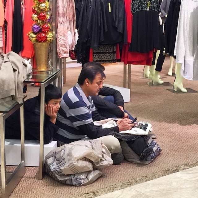 Скучающие мужья во время шопинга (23 фото)