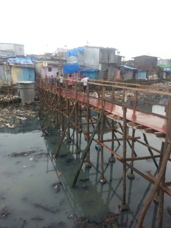 В трущобах Мумбая индийский парень построил мост  (6 фото)