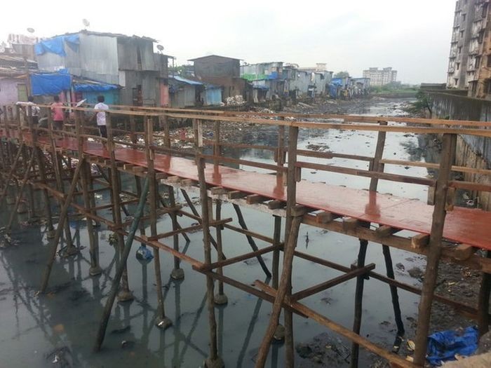 В трущобах Мумбая индийский парень построил мост  (6 фото)