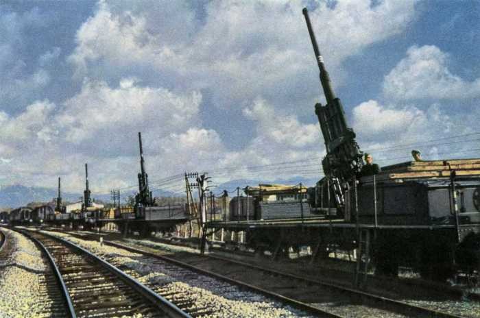 Орудия минувшей эпохи, установленные на железнодорожной платформе (15 фото)