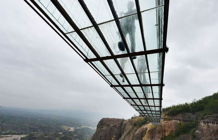 Cамый длинный в мире стеклянный подвесной мост (8 фото)