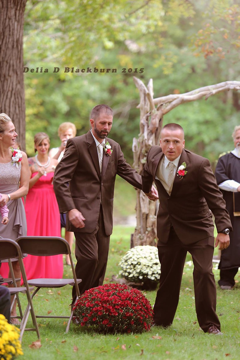 Отец невесты прервал церемонию, чтобы совершить трогательный поступок (6 фото)