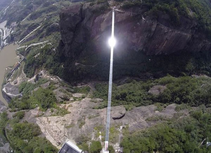 Cамый длинный в мире стеклянный подвесной мост (8 фото)