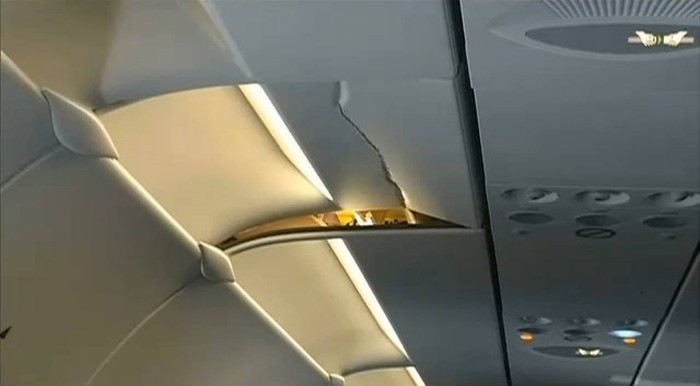 В самолете всегда следует пристегиваться ремнями безопасности (2 фото)
