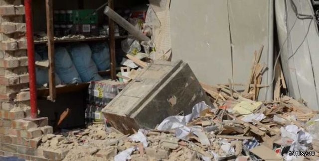 Преступники развалили половину здания, пытаясь украсть банкомат (4 фото + видео)
