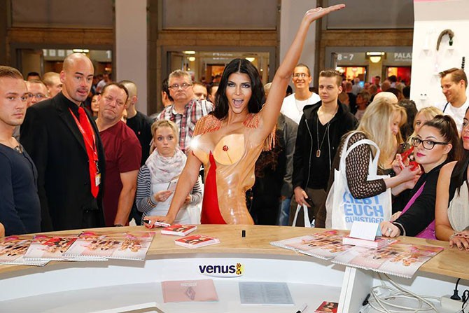 Крупнейшая в мире ярмарка эротики открылась в Берлине