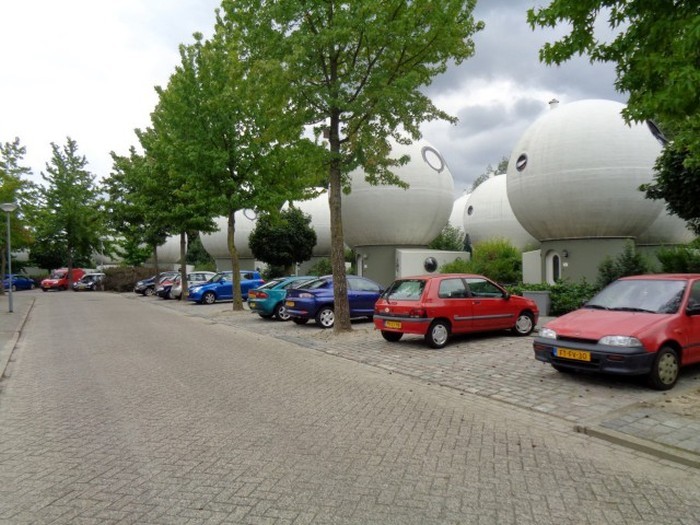 Необычные дома-шары в Нидерландах (11 фото)
