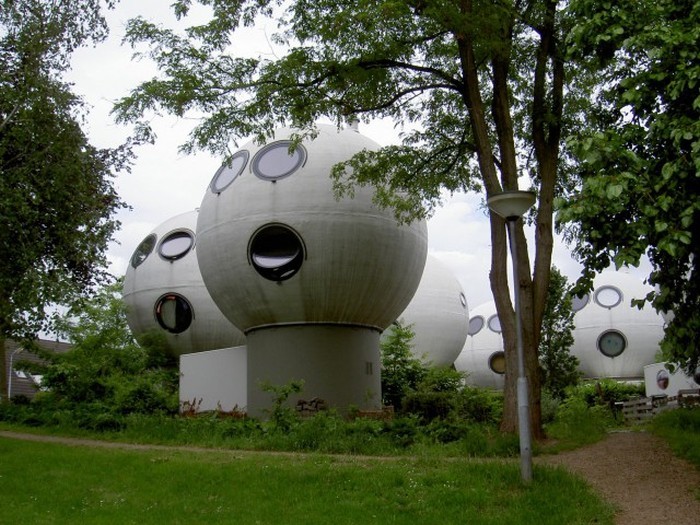 Необычные дома-шары в Нидерландах (11 фото)